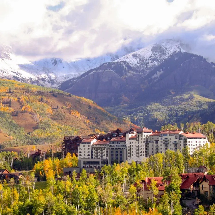 Sip in Style: Summer Wine Tasting Series at Altezza at The Peaks